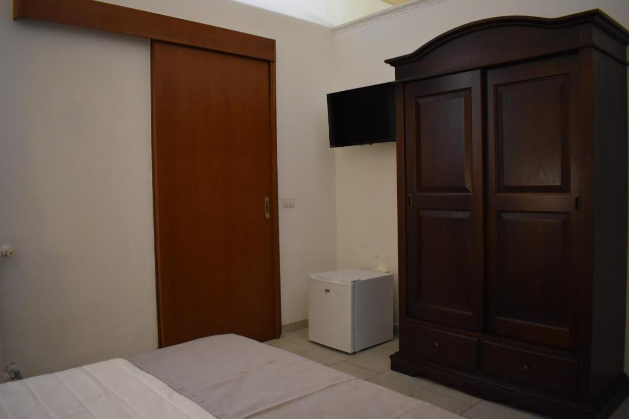 Samele Bed And Breakfast Lecce Bagian luar foto