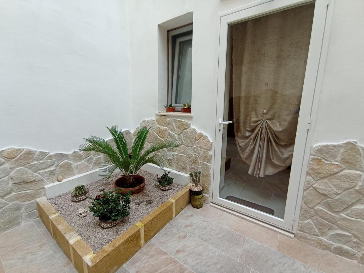 Samele Bed And Breakfast Lecce Bagian luar foto